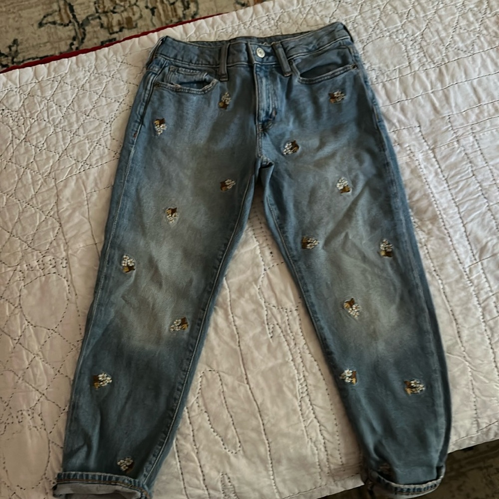 Girls gap girlfriend jeans size 10 with cute flower appliqué. Never worn